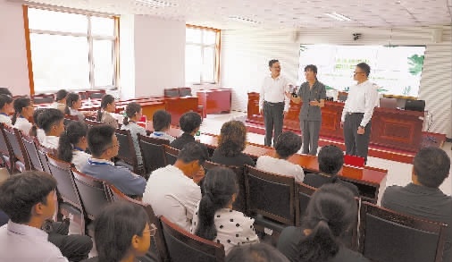 图③：干警以扮演节野心时势宣传保护生态环境的法律法律解释。