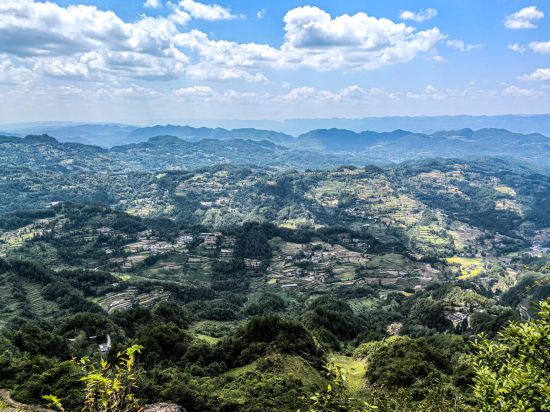   黔江区西南部的高山小镇——水市镇景色。新华社记者唐奕 摄