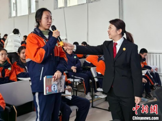   图为青年法官雷雯与青少年交流。(西安中院供图)