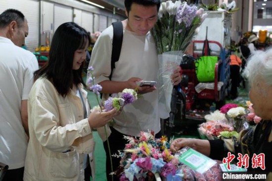 昆明斗南花市端午假期人气旺
