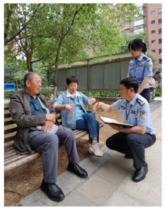 图② 昆仑社区警务室民辅警征求居民意见。