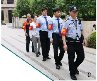 图① 昆仑社区治安巡逻队在巡逻。