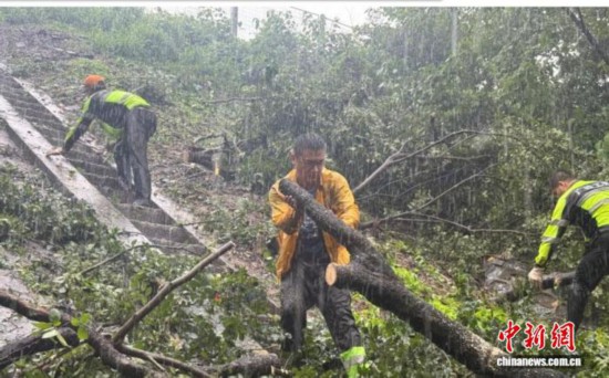 国铁广州局广州工务段工作人员全力迎战强降雨，保铁路运输安全。国铁广州局 供图