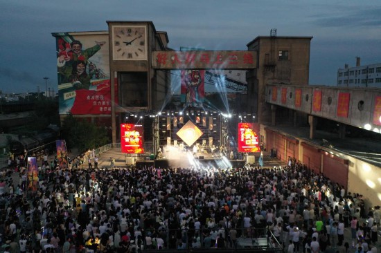 今年8月在大武口工业遗址公园举办的大武口区“民谣集音乐季暨文体旅商嘉年华”活动。(受访者供图)