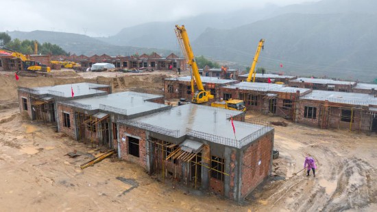 这是10月1日拍摄的榆中县马坡乡马莲滩村一处集中安置点，安置房主体结构已经全面封顶（无人机照片）。新华社记者 郎兵兵 摄