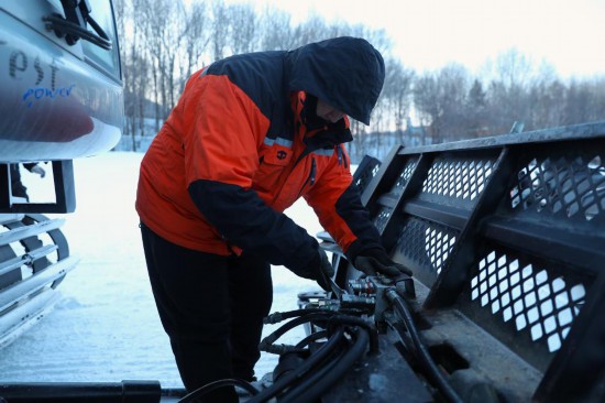 黑龙江省亚布力体育训练基地场地部塑形师曹永利正在拆卸雪车前铲。新华社记者 杨喆 摄