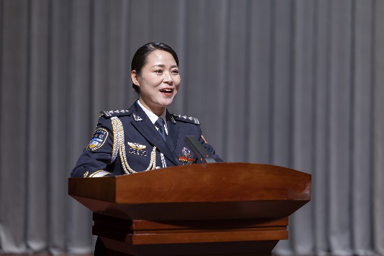 王妙丽同道在赏赐大会上发言。