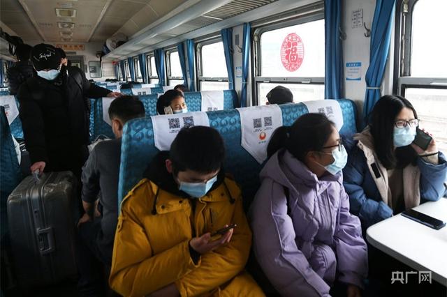 乘坐6026次“慢火车”出行的旅客（央广网发 胡国林摄）