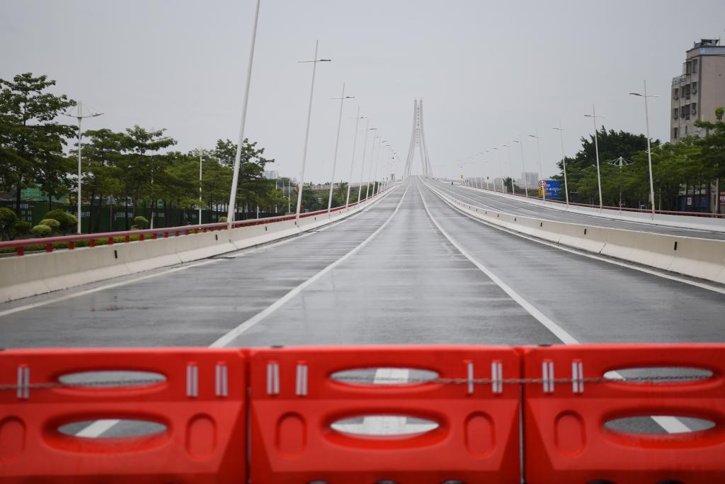 湛江海湾大桥还是关闭。新华社记者 邓华 摄