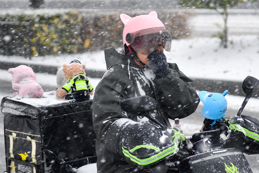 　　11月6日，在长春市街头，别称外卖员在雪中骑行。新华社记者 许畅 摄
