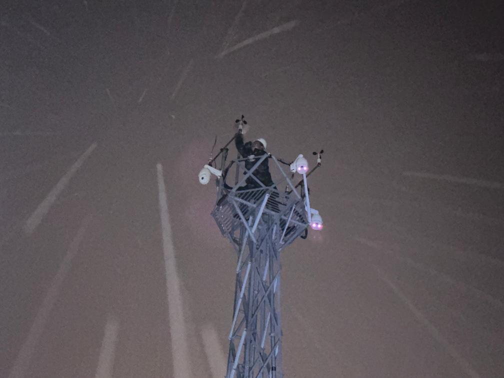 　　11月5昼夜间，库伦旗爽直部门责任主谈主员冒着风雪爬优势塔，摒除风速传感器故障。（受访者供图）