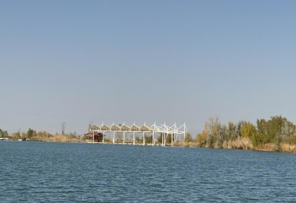 2023年11月1日，督察组拍摄到强水花海景区修有东讲想主工湖及水上游乐模式。（中心第四熟态情形掩护督察组求图）