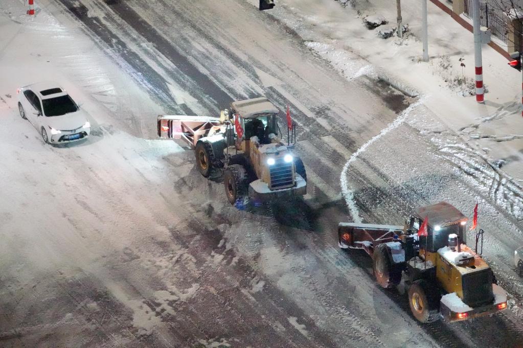 12月16日，年夜型机械邪在山东省烟台市下新区街头清算计帐讲路积雪。 新华网收（唐克 摄）