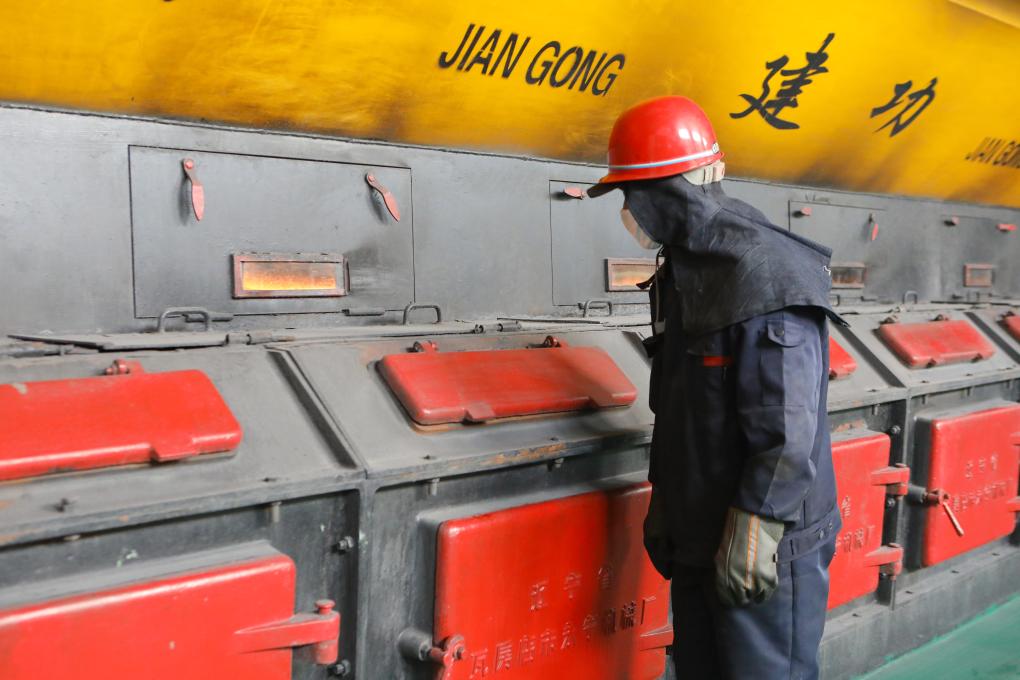 12月19日，沈阳东泰热源的工作人员对热水锅炉进行巡视检查。新华社记者 陈为 摄
