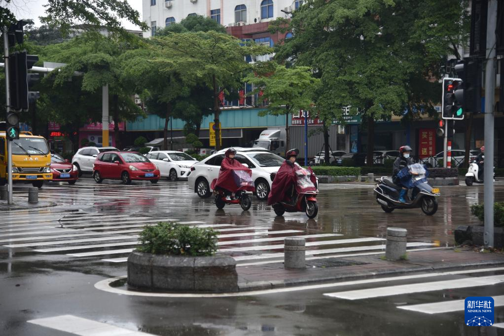 6月1日，市民在广东省阳江市市区街头出行。