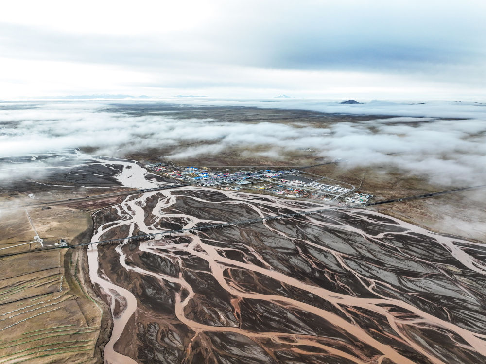 这是2024年5月26日拍摄的沱沱河风光（无人机照片）。澜沧江由此向南奔流。新华社记者 张龙 摄</p><p style=