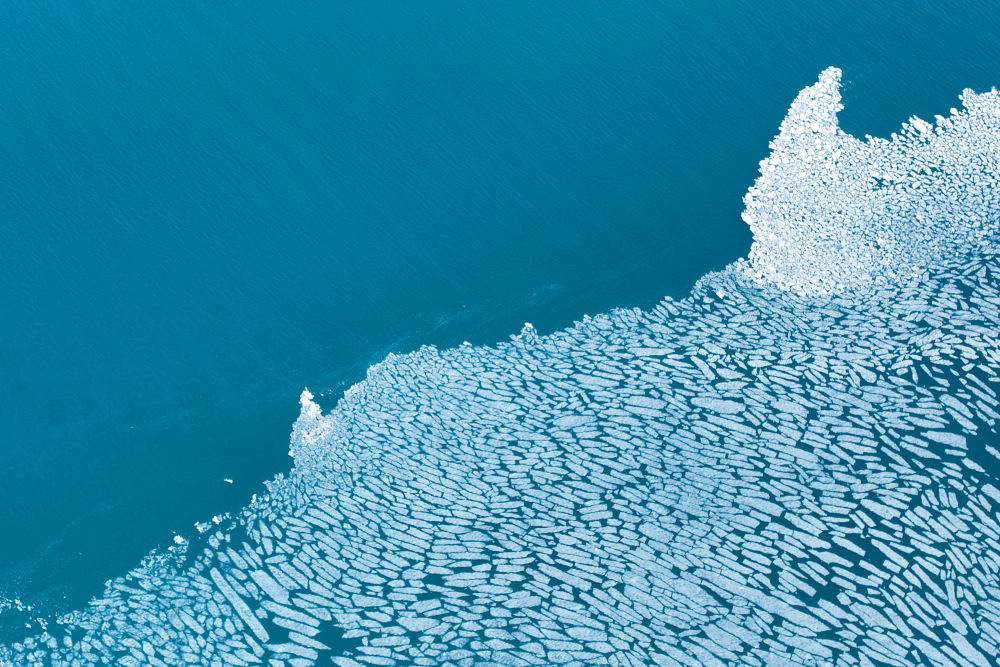 这是2024年4月11日在青海湖拍摄的部分未融化的湖冰（无人机照片）。澜沧江干流流域水质达到Ⅱ类
，新华社记者 张龙 摄