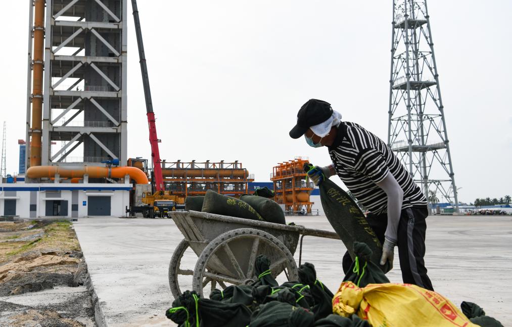 9月4日，在海南交易航天辐照场二号辐照工位隔邻，使命主谈主员将防汛专用沙袋装车准备输送到塔架上。新华社记者 杨冠宇 摄