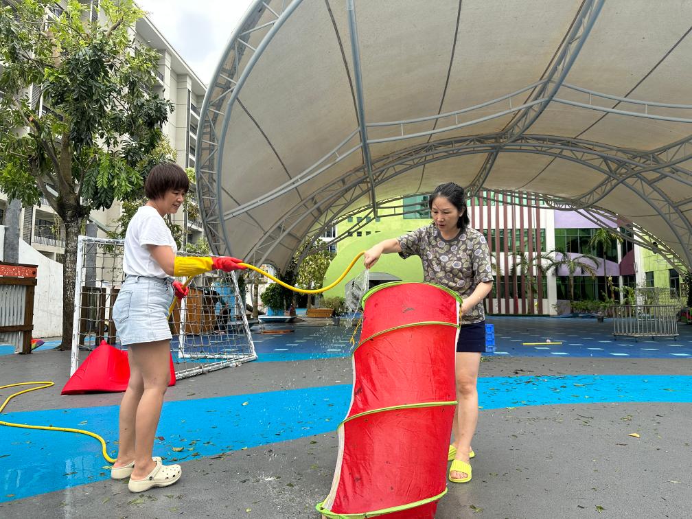 海口市素质幼儿园在台风事后进行室外环境计帐。新华社记者 陈凯姿 摄