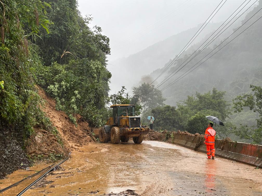 这是湖南省桑植县公路养护中心的工作人员正在五道水镇清理塌方。新华社记者 余春生 摄