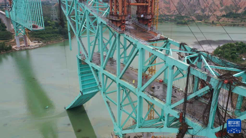 在铁路上的黄色Zanza Superbridge河中，六人被杀害，